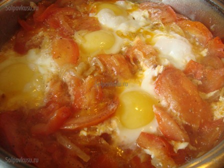 Яичница с помидорами и луком